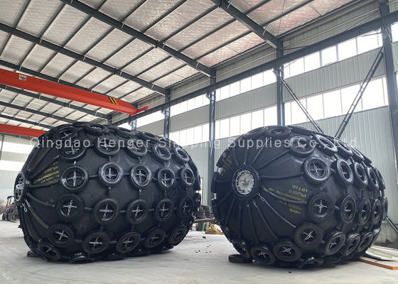 Kualitas Mooring Berthing Floating Yokohama Pneumatic Rubber Fender Rubber Dock Fender pabrik