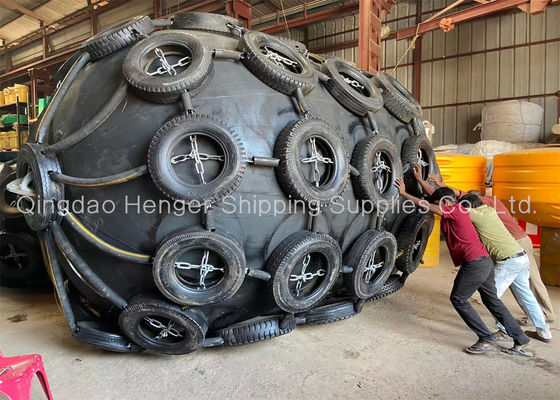 Kualitas Fender Karet Pneumatik Laut Hitam 50kpa 3.3 * 6.5m Dengan Jaring Rantai pabrik