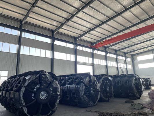 Kualitas 2X4m Foam Filled Fender Dengan Chain Net 70kg / M³ Density 19mm Polyurea Thickness pabrik