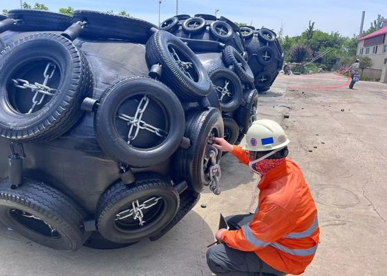 Kualitas 4500x9000mm 50Kpa Pneumatic Fender Untuk Perahu Penyerapan Energi Tinggi Warna Hitam pabrik