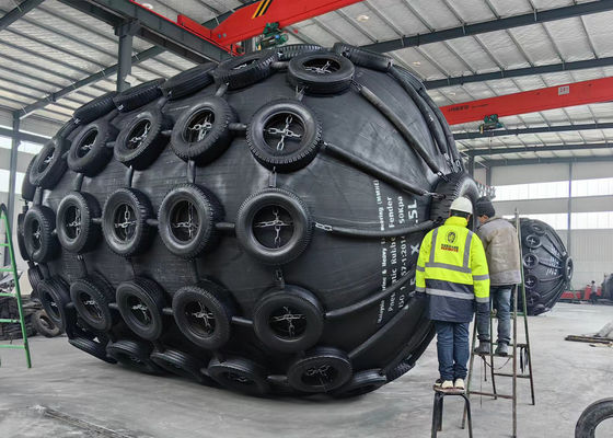 Kualitas Pneumatic marine fender Yokohama Fender karet alami yang bisa diembun dengan jaring rantai pabrik