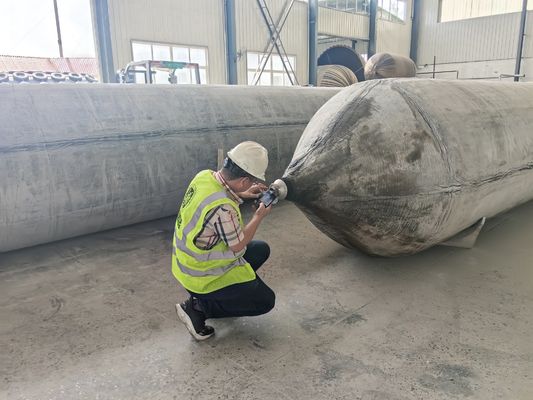 Kualitas Tekanan ledakan 0,3 MPa hingga 0,5 MPa Airbag karet laut yang diinflasi oleh udara terkompresi Cocok untuk penanganan kargo laut Periode 18 bulan pabrik