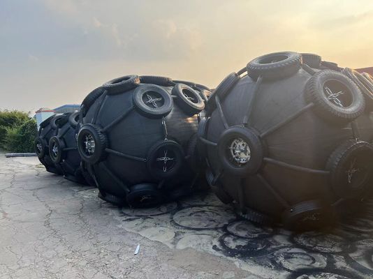 Kualitas Kualitas baik STS 50Kpa Fender Karet Pneumatik Hitam Fender Tipe Yokohama pabrik