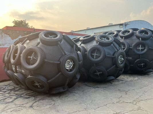 Kualitas Kualitas baik STS 50Kpa Fender Karet Pneumatik Hitam Fender Tipe Yokohama pabrik