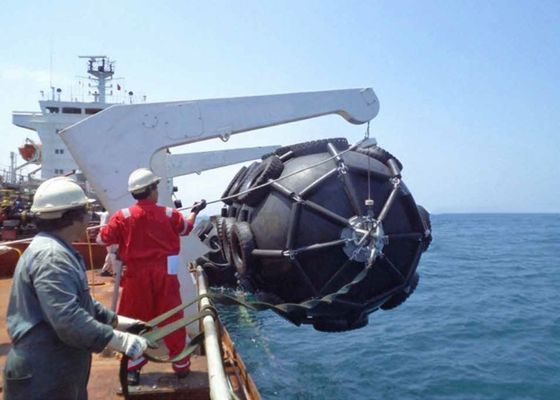 Kualitas Pembawa Gas Besar Pneumatic Floating Rubber Fender dengan Galvanized Chain &amp; Q235 Flange pabrik