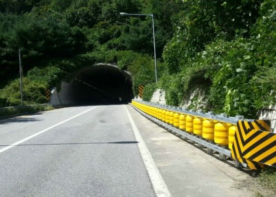 Kualitas Warna Merah Pelindung Keselamatan Roller Barrier Untuk Tunnel Entrance Tunnel Portal pabrik