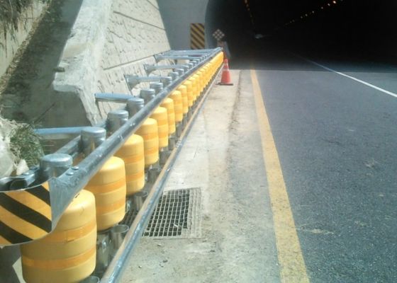 Kualitas PU Foam / EVA Traffic Safety Roller Barrier Highway Roller Barrier Untuk Kecelakaan - Rawan Jalan pabrik