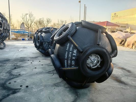 Kualitas Absorpsi energi 300-5000KJ Pneumatic Rubber Fender Good Abrasion Resistance Bagian kapal pabrik