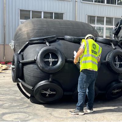 Kualitas Professional-Grade CCS/BV/LR/DNV Certified Black Pneumatic Rubber Fender for STS/STD Applications pabrik
