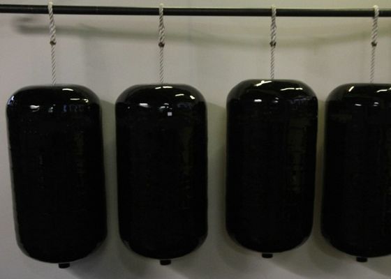 Kualitas Busa Laut Kekuatan Tinggi Diisi Fender Black Boat Fender Perlindungan Kapal pabrik