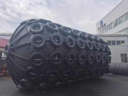 Kualitas High Strength Pneumatic Rubber Fender Inflatable Design for Large Tankers Bulk Carriers and Floating Marine Applications pabrik