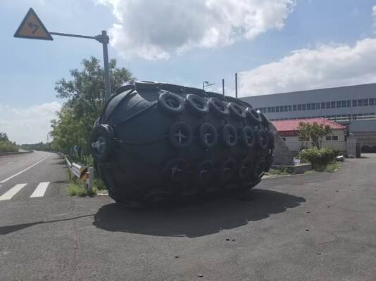 Kualitas Heavy Duty Pneumatic Rubber Fender dengan Tekanan 50kpa & 80kpa untuk Perlindungan Pelayaran Kelas Es pabrik