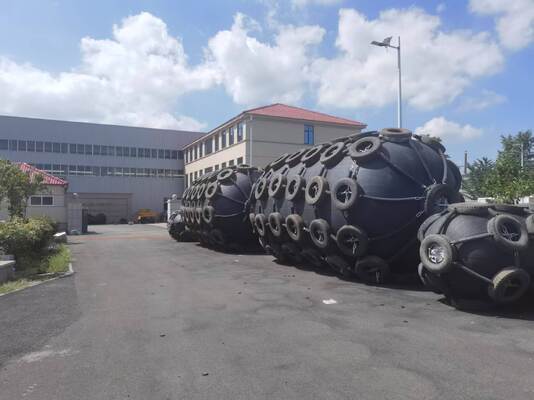 Kualitas High Strength Pneumatic Rubber Fender Inflatable Design for Large Tankers Bulk Carriers and Floating Marine Applications pabrik