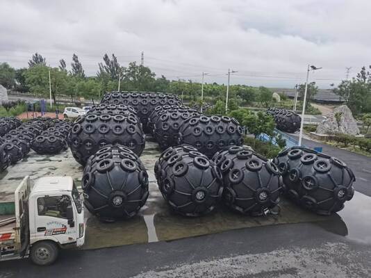 Kualitas Heavy Duty Pneumatic Rubber Fender dengan Tekanan 50kpa & 80kpa untuk Perlindungan Pelayaran Kelas Es pabrik