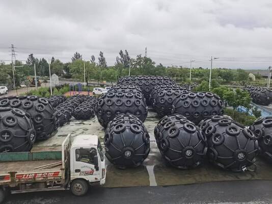 Kualitas High Strength Pneumatic Rubber Fender Inflatable Design for Large Tankers Bulk Carriers and Floating Marine Applications pabrik