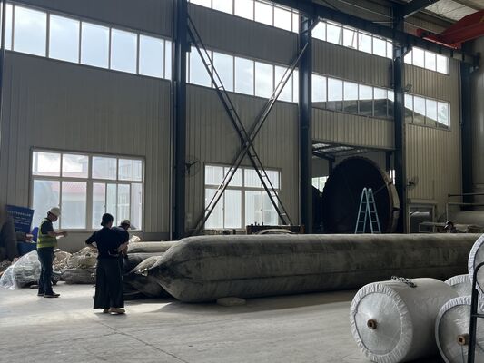 Kualitas Marine Rubber Airbag with Stainless Steel Mounting Hardware for Corrosion Free Installation and 0.8-3 M Diameter Pabrik