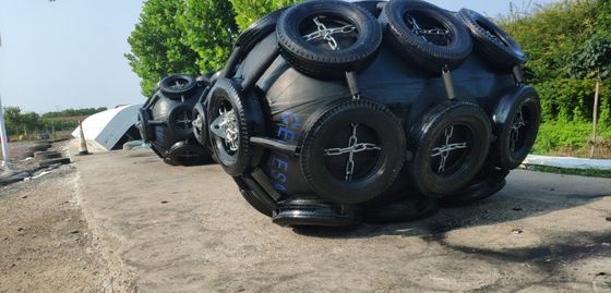 Kualitas Perahu Karet Alam Mooring Fender Inflatable Rubber Fender 1M - 6.5M Panjang ISO17357 pabrik