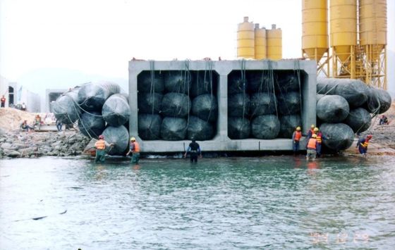 Kualitas Drydock Menggunakan Marine Salvage Airbags Boat Launching Marine Rubber Airbag 16m Hitam pabrik