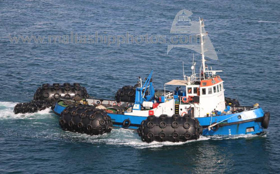 Kualitas 50KPA Ukuran D2.5 * L4 Marine Pneumatic Rubber Fender Inflatable Floating Boat pabrik