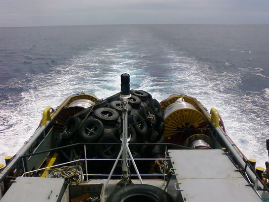 Kualitas 50kpa Submarine Sling Type Fender Yokohama Pneumatic Rubber Fender Untuk Berthing Kapal pabrik