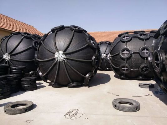 Kualitas Rope Nets Floating Pneumatic Rubber Fenders Pneumatic Marine Fender d Type Fender pabrik