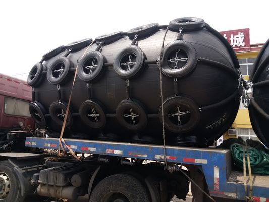 Kualitas Rope Nets Floating Pneumatic Rubber Fenders Pneumatic Marine Fender d Type Fender pabrik