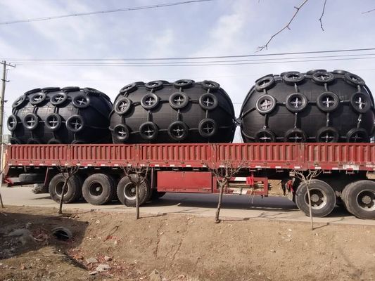 Kualitas 50Kpa Pneumatic Rubber Fender Yokohama Fender Dengan Jaring Rantai Ban pabrik