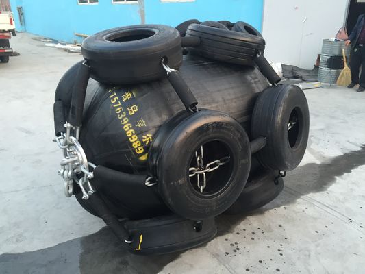 Kualitas Karet Mat Dengan Rope Net Pneumatic Boat Fender Pneumatic Rubber Fender pabrik