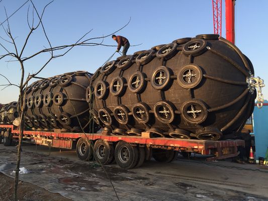 Kualitas Karet Mat Dengan Rope Net Pneumatic Boat Fender Pneumatic Rubber Fender pabrik