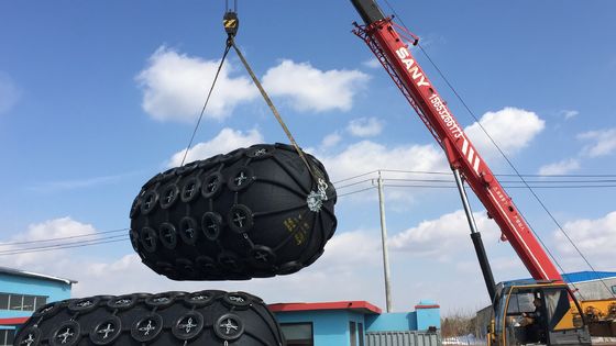 Kualitas Yokohama Pneumatic Ribbed Fender Marine Equipment Yokohama Pneumatic Rubber Fender pabrik