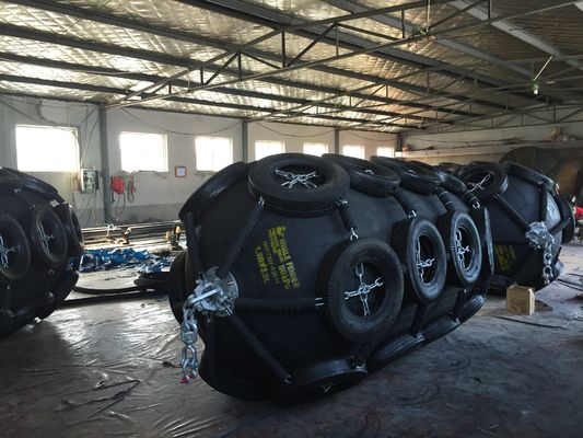 Kualitas Yokohama Pneumatic Ribbed Fender Marine Equipment Yokohama Pneumatic Rubber Fender pabrik