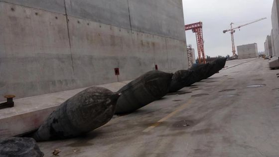Kualitas Airbag Laut Tiup Hitam Ukuran Disesuaikan Sertifikasi CCS BV pabrik