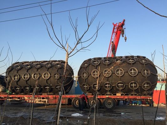 Kualitas Kapal Fender Karet Pneumatik ISO 17357 Untuk Mengirimkan Fender Karet Mengambang Laut pabrik