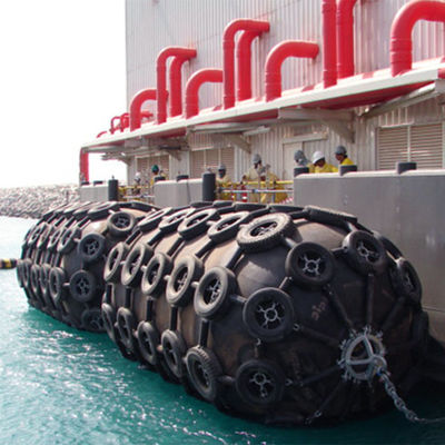 Kualitas ISO17357 50KPA / 80KPA Pneumatic Marine Rubber Fender Tahan Lama Digunakan pabrik