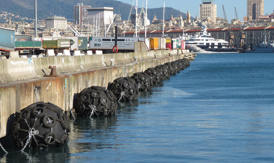 Kualitas ISO17357 50KPA / 80KPA Pneumatic Marine Rubber Fender Tahan Lama Digunakan pabrik