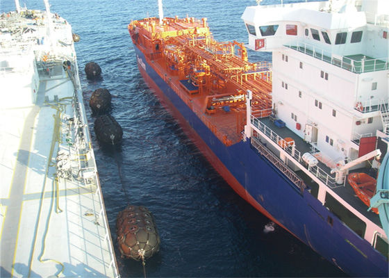 Kualitas Dia 0.5m-4.5m Pneumatic Rubber Fender untuk proyek STS dan terminal pelabuhan pabrik